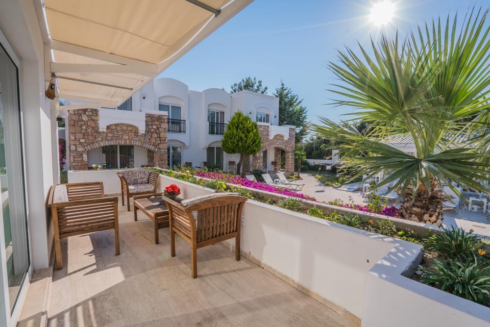 Property building, Patio, Facade/entrance, Day, Garden, Seating area, Garden view, Landmark view, Entertainment