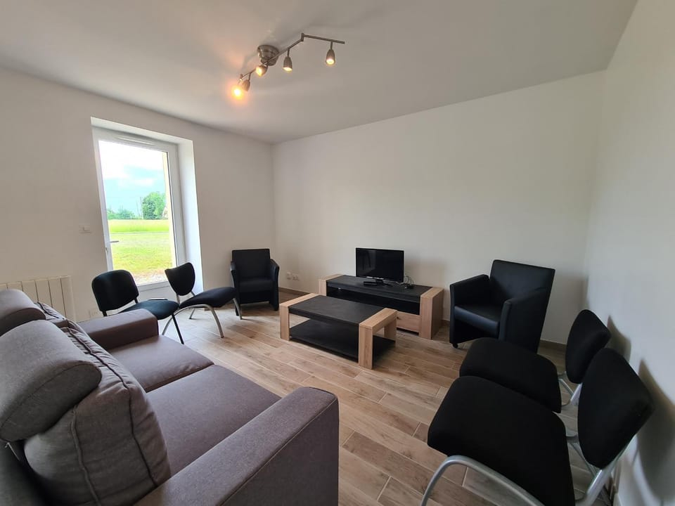 Maison tranquille avec jardin, proche Châteauroux, 4 ch., 3 sdb, terrasse, barbecue, parking - FR-1-591-358 House in Centre-Val de Loire