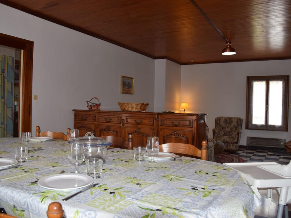 Maison spacieuse avec jardin, BBQ, table de ping-pong, proche commerces, pour 9 personnes et bébés - FR-1-581-96 House in Centre-Val de Loire