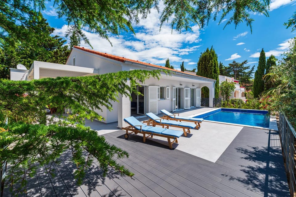 Balcony/Terrace, Swimming pool, sunbed