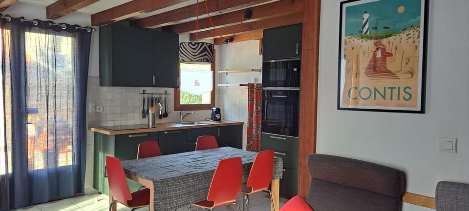 Kitchen or kitchenette, Dining area, oven, stove