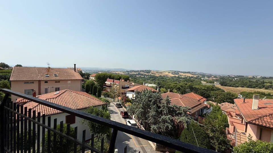 S270 - Sirolo, quadrilocale in centro con vista panoramica Apartment in Sirolo