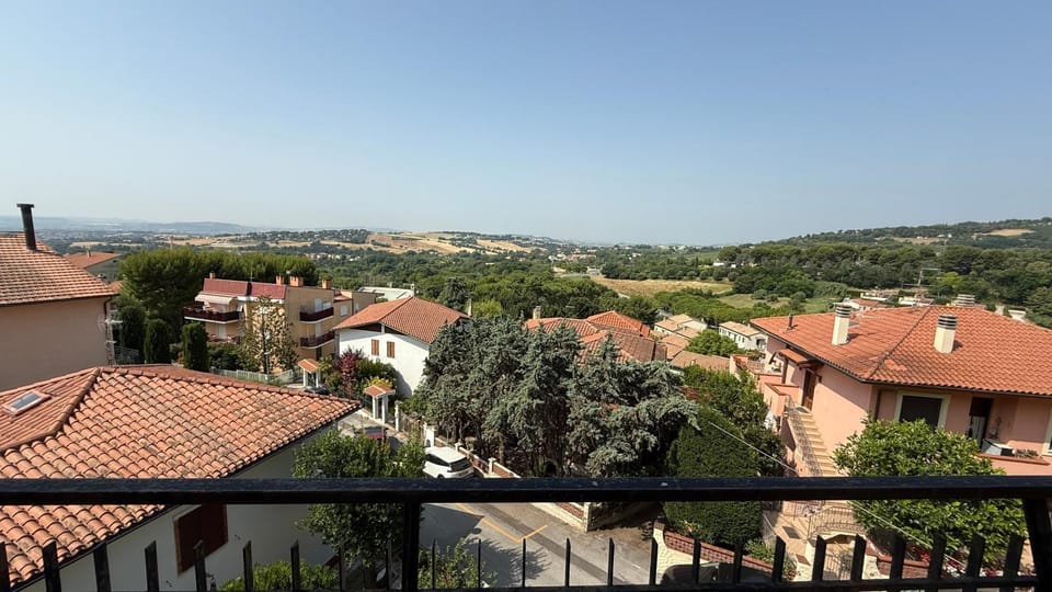 S270 - Sirolo, quadrilocale in centro con vista panoramica Apartment in Sirolo