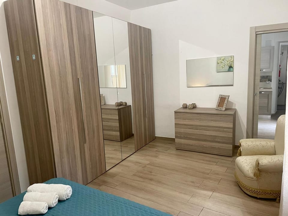 Bed, Photo of the whole room, Seating area, Bedroom, towels, wardrobe