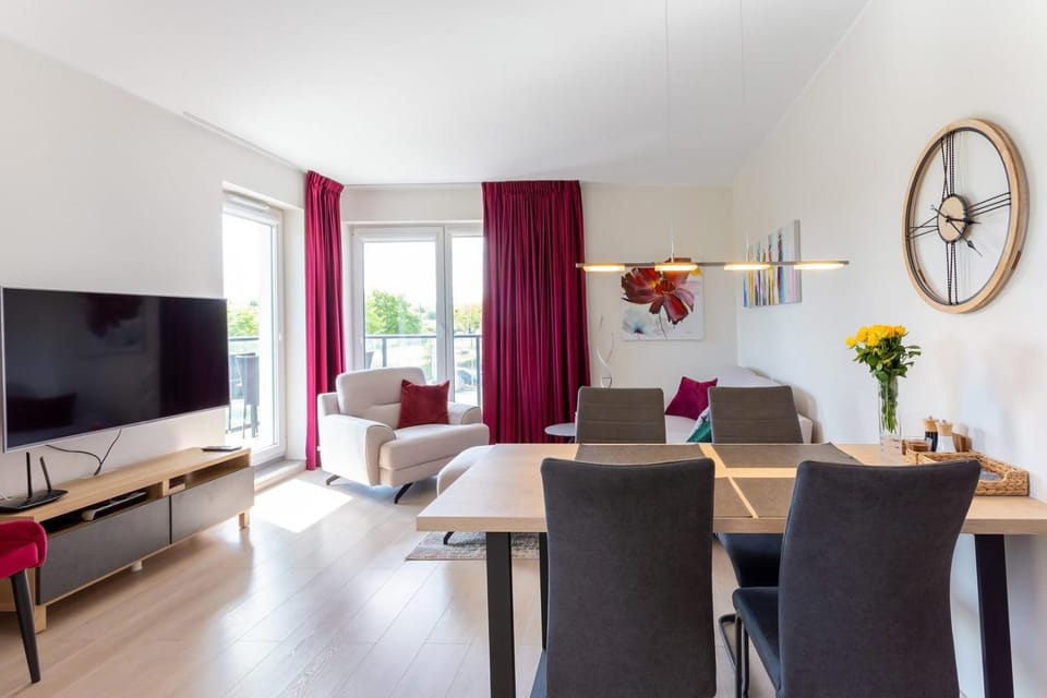 TV and multimedia, Living room, Seating area, Dining area