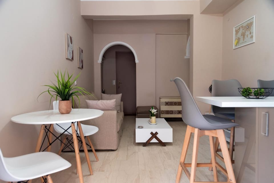 Kitchen or kitchenette, Living room, Seating area, Dining area