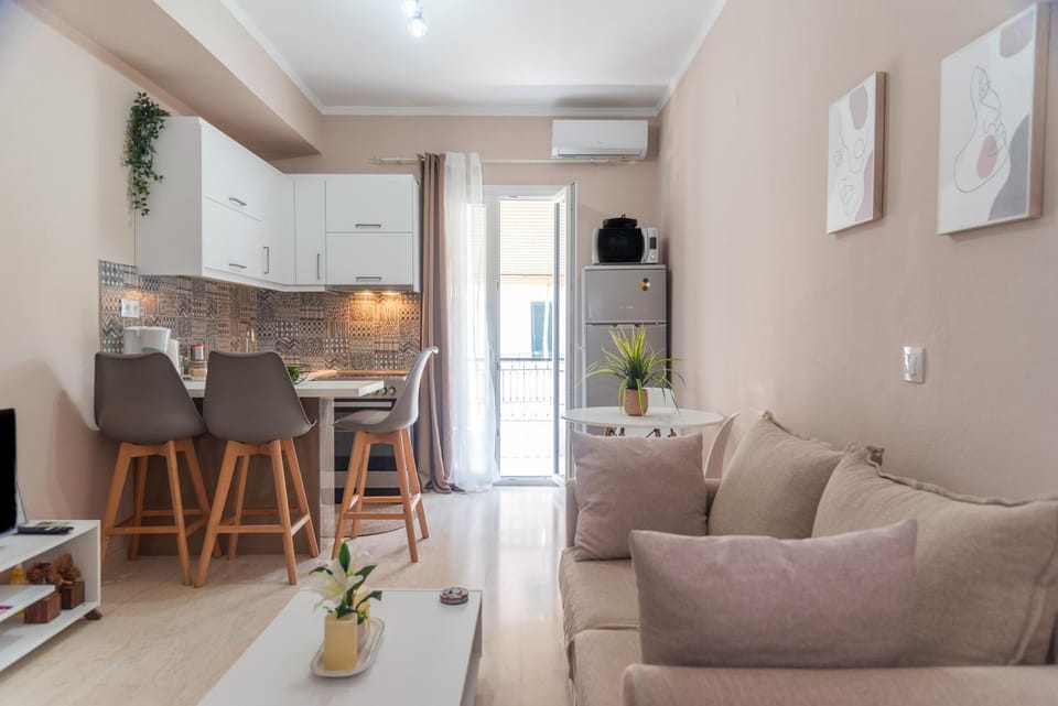 TV and multimedia, Kitchen or kitchenette, Living room, Seating area, Dining area, oven, air conditioner