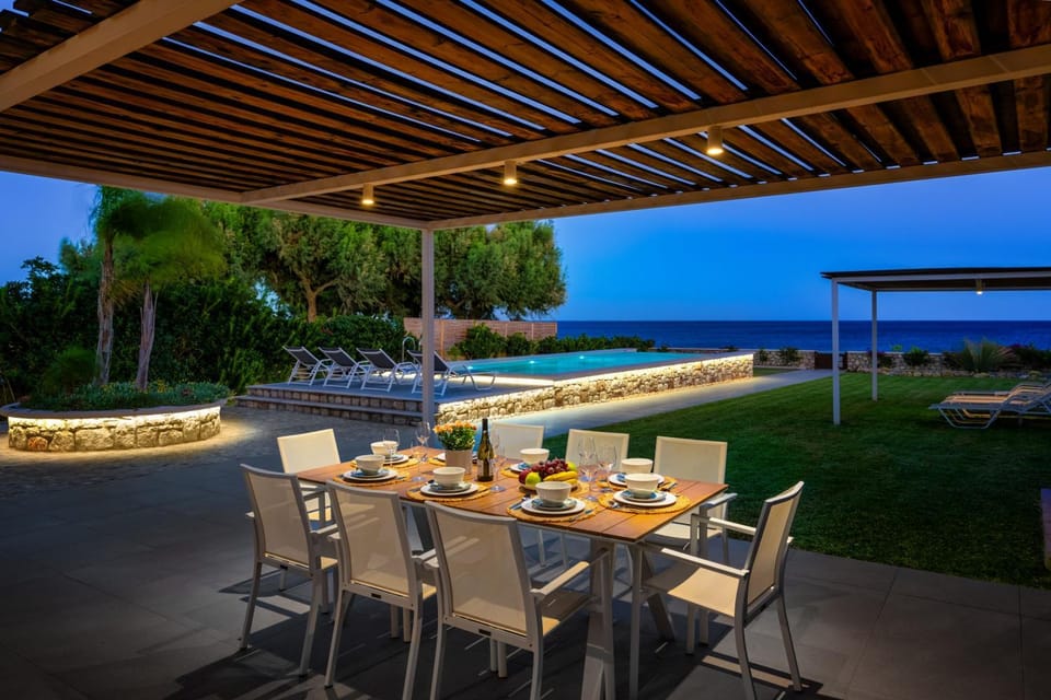 Patio, Garden, Dining area, Swimming pool