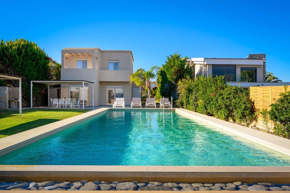 Property building, Day, Garden, Garden view, Pool view, Swimming pool, sunbed