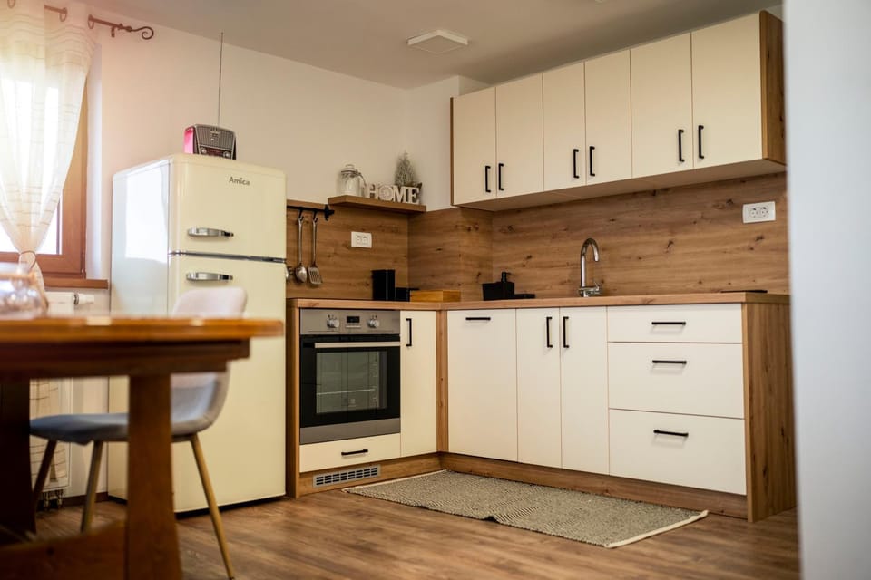 Coffee/tea facilities, Kitchen or kitchenette, Communal kitchen, pet friendly, stove