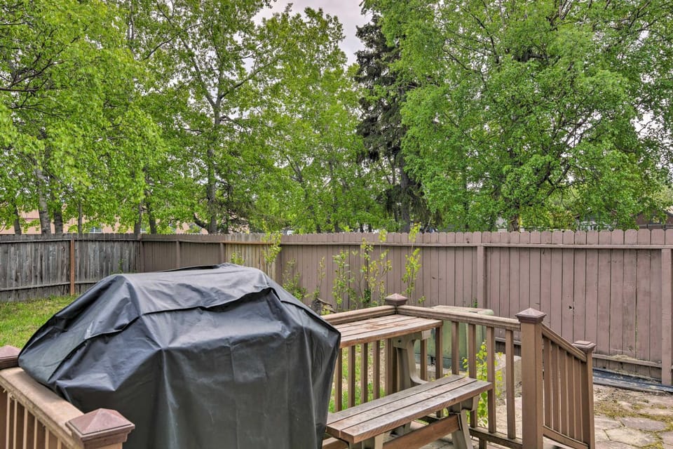 8 Mi to Dtwn Achorage! Home w/ Pet-Friendly Yard House in Anchorage