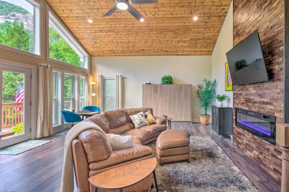 Stunning Mtn Views! Group Getaway in Chimney Rock House in Chimney Rock