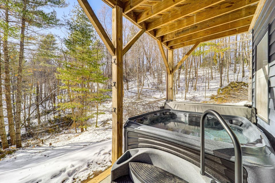 Boone Hideaway w/ Deck, Grill & Hot Tub! House in Watauga