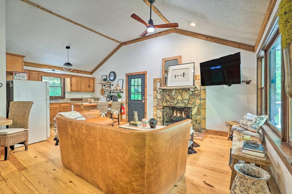 Boone Hideaway w/ Deck, Grill & Hot Tub! House in Watauga