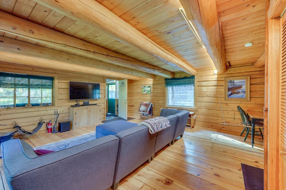 Historic Century-Old Cabin in Downtown Hope Cabin in Anchorage