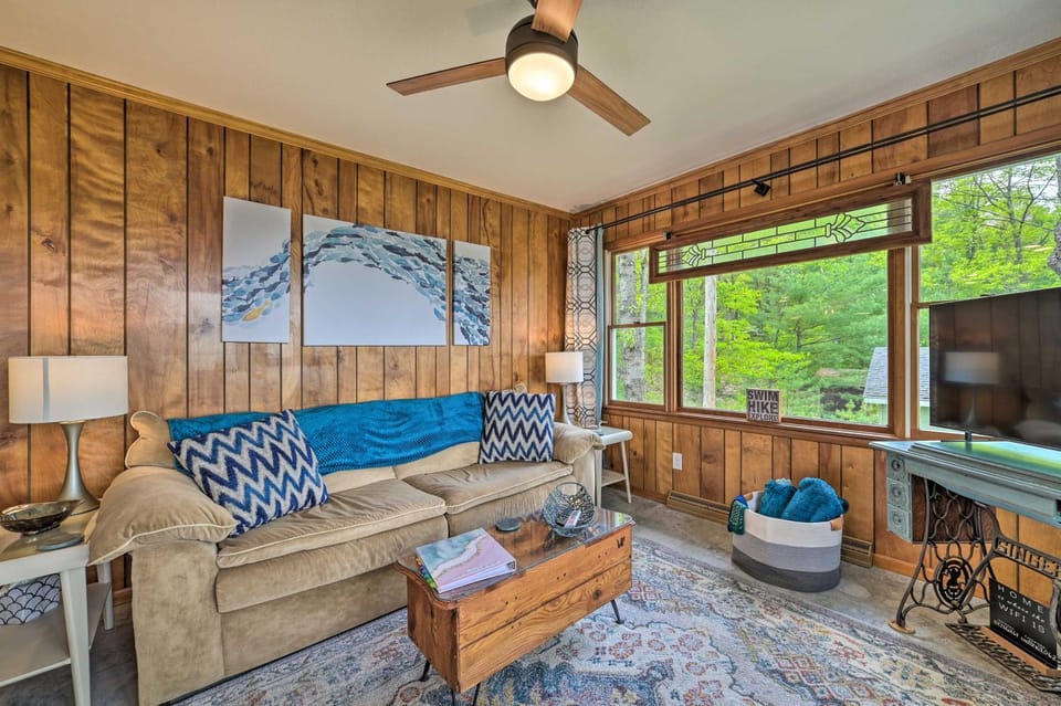 'Northern Nights Beachfront Cottage' in Kalkaska House in Michigan
