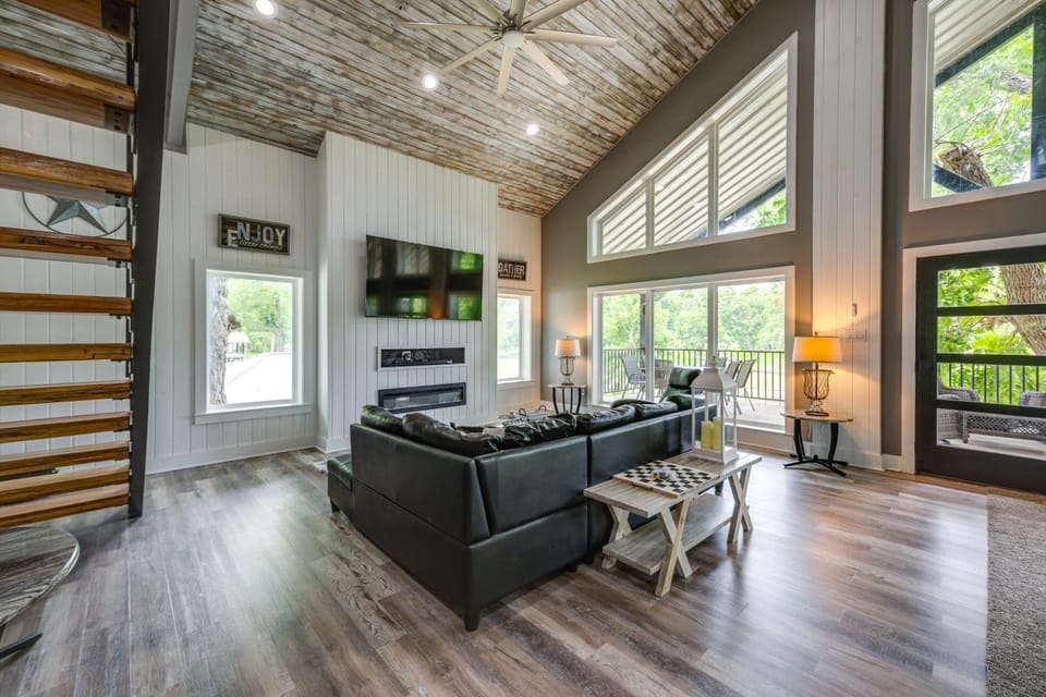 Outdoor Entertainment Space: Home in McQueeney House in McQueeney