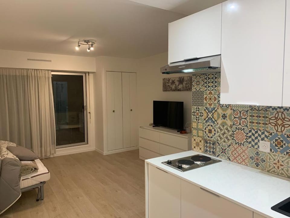 TV and multimedia, Kitchen or kitchenette, stove