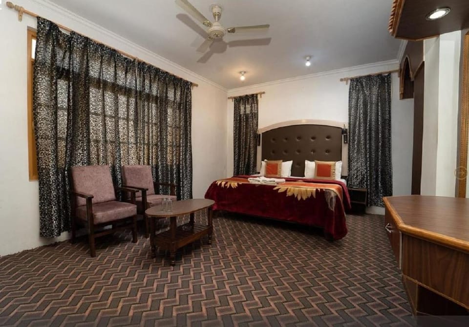 Bed, Bedroom, room service