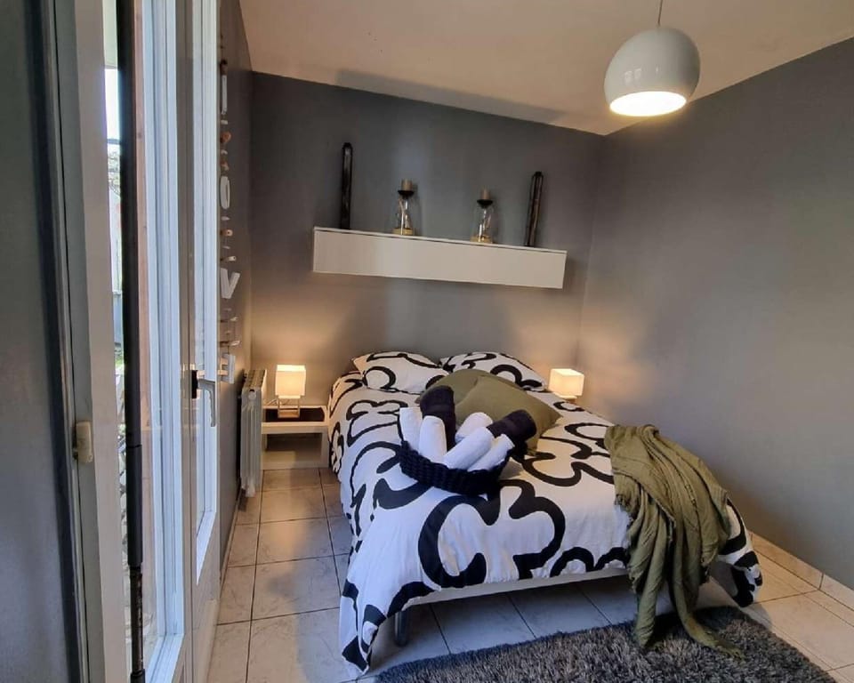 Photo of the whole room, Bedroom