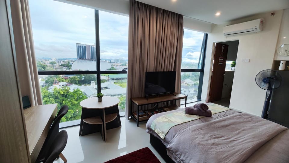 Bed, TV and multimedia, Photo of the whole room, Bedroom, Landmark view, towels, air conditioner