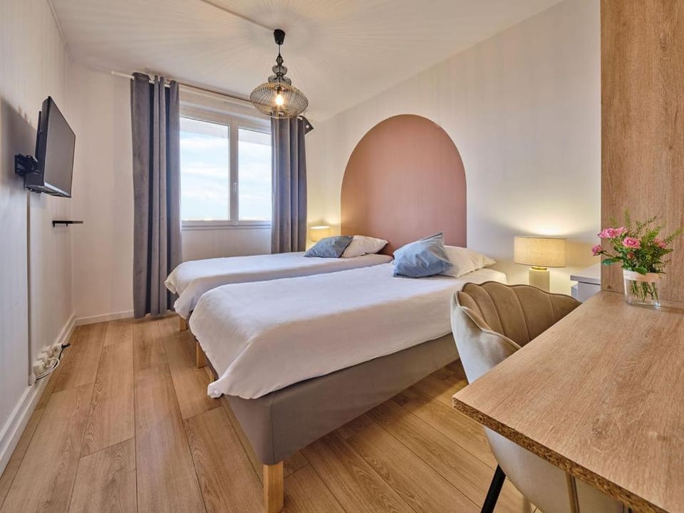Bed, TV and multimedia, Photo of the whole room, Bedroom