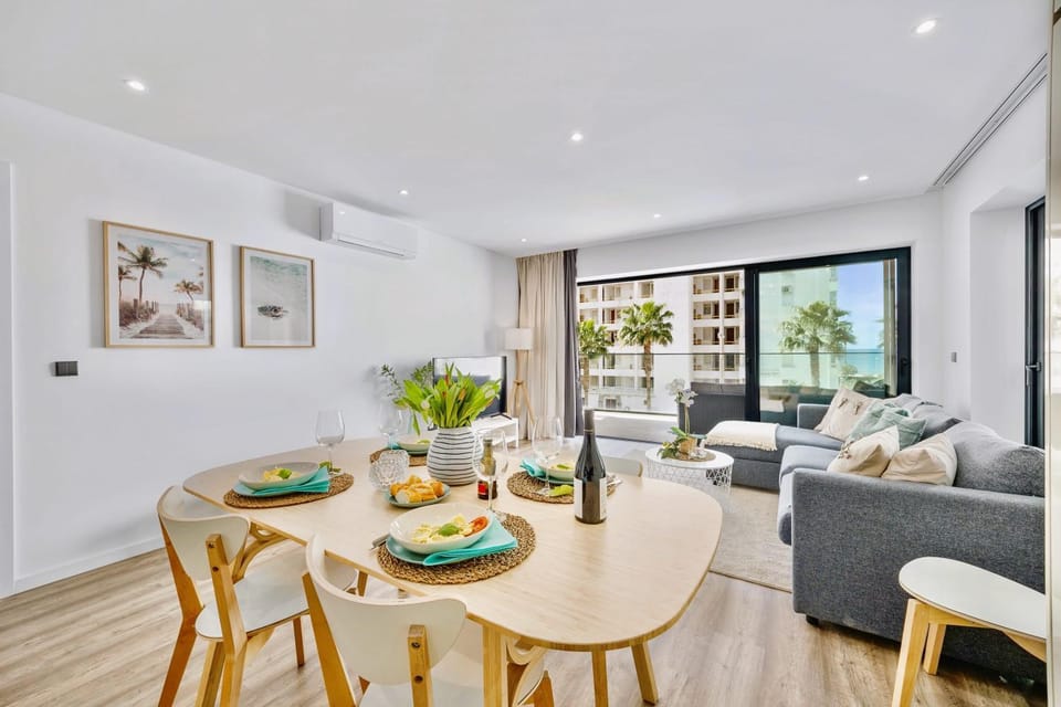 TV and multimedia, Living room, Seating area, Dining area, air conditioner