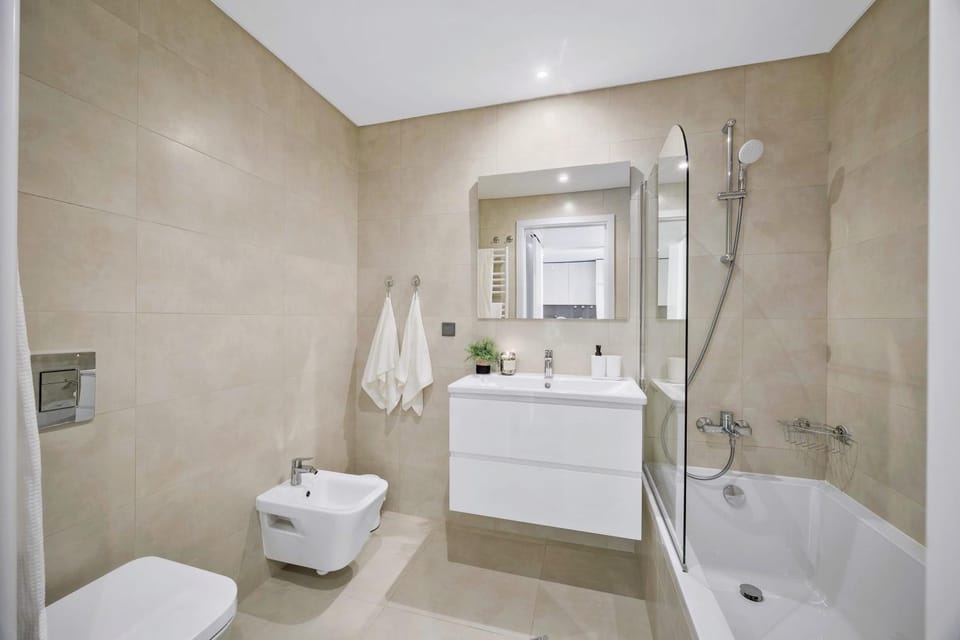 Shower, Toilet, Bathroom, Bath, bidet, towels