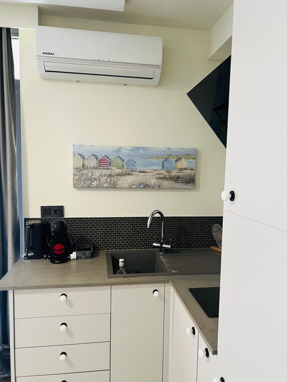 Kitchen or kitchenette, air conditioner