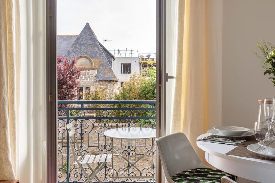 Balcony/Terrace, Street view