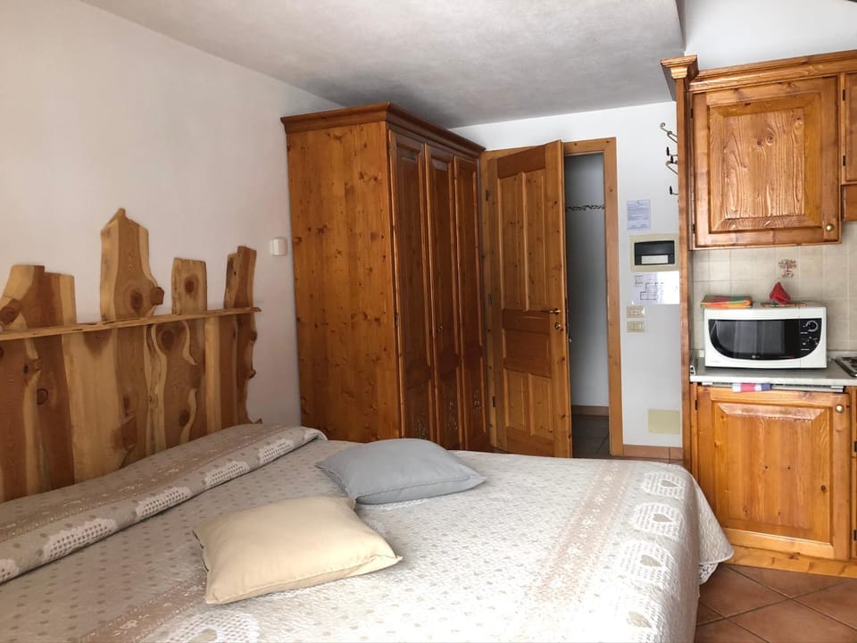 Bed, Kitchen or kitchenette