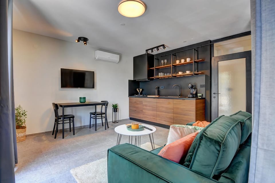 Kitchen or kitchenette, Seating area, Dining area