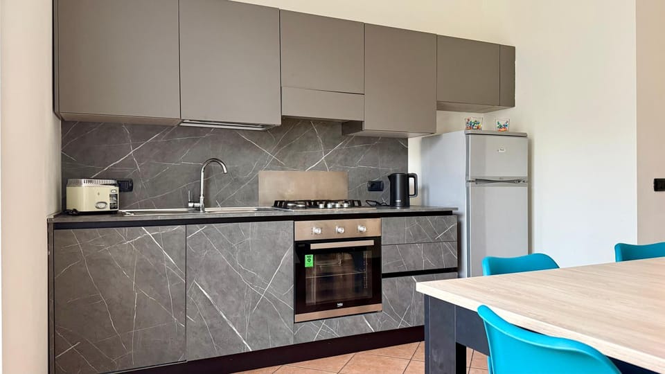 Coffee/tea facilities, dishwasher, oven, stove