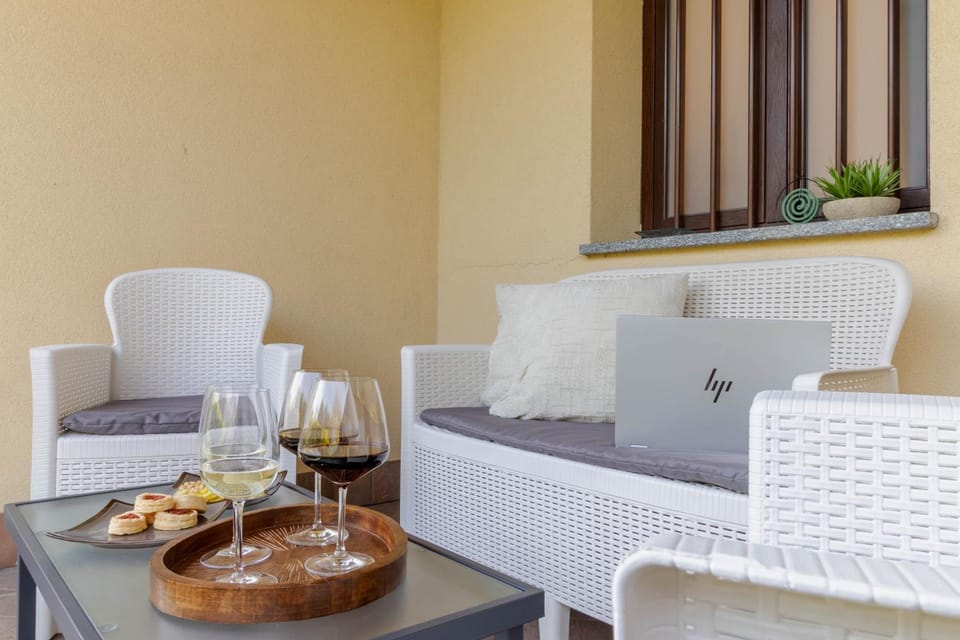 People, Garden, Table tennis, Seating area, Garden view, Supermarket/grocery shop, group of guests, internet