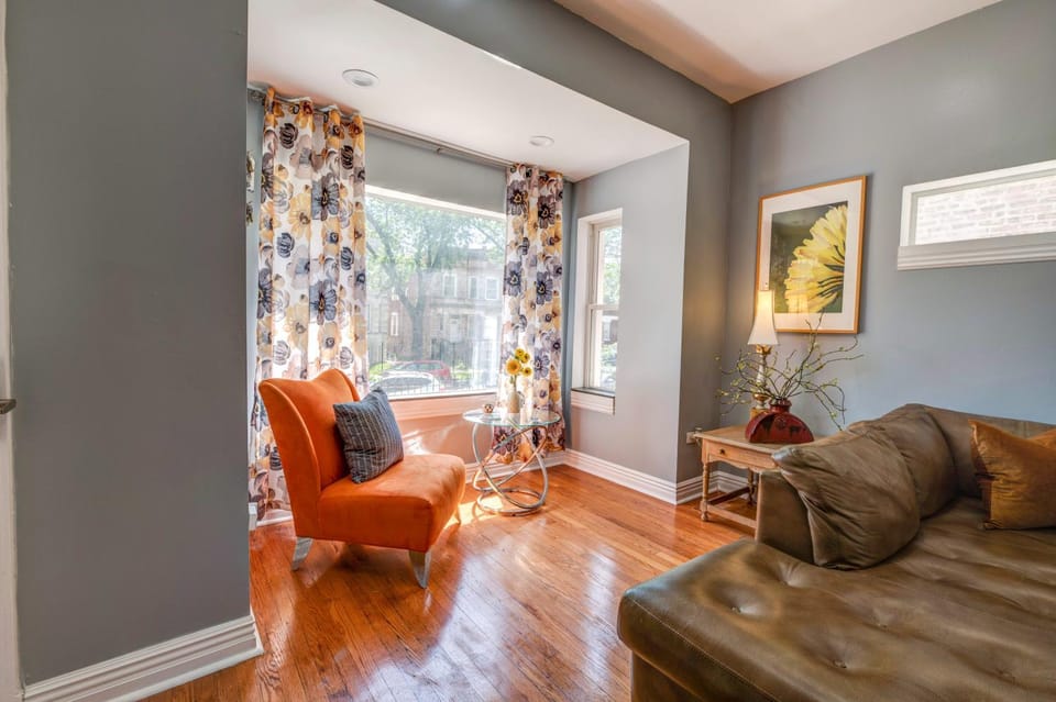 Spacious 5-BR House near Transit w Parking House in Chicago