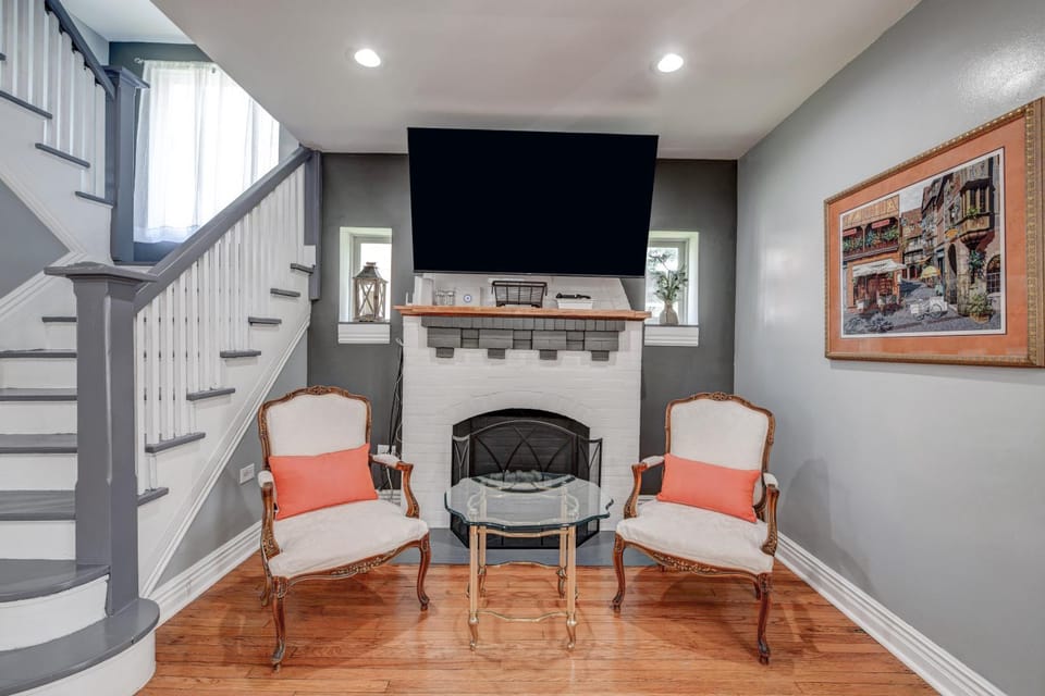 Spacious 5-BR House near Transit w Parking House in Chicago