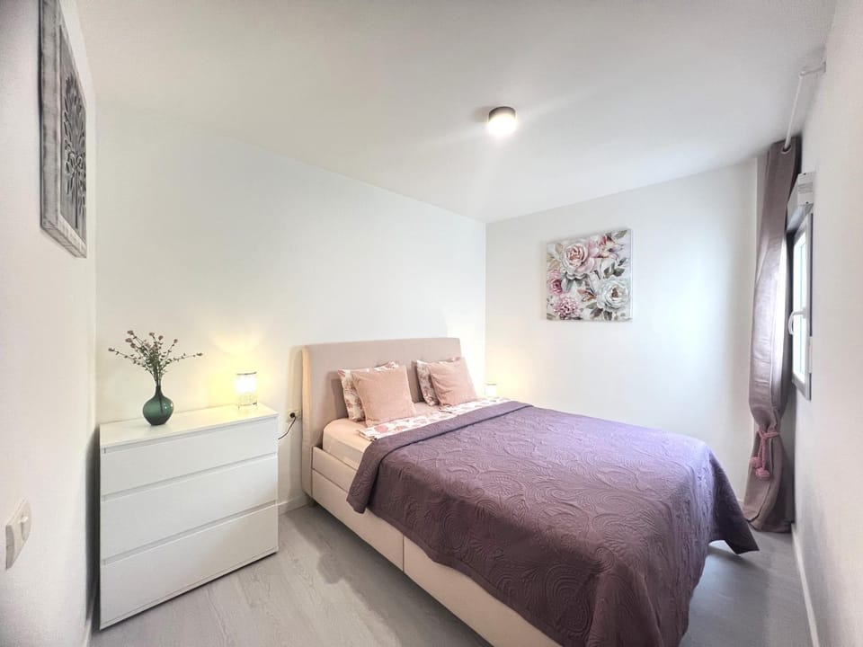 Bed, Photo of the whole room, Decorative detail, Bedroom