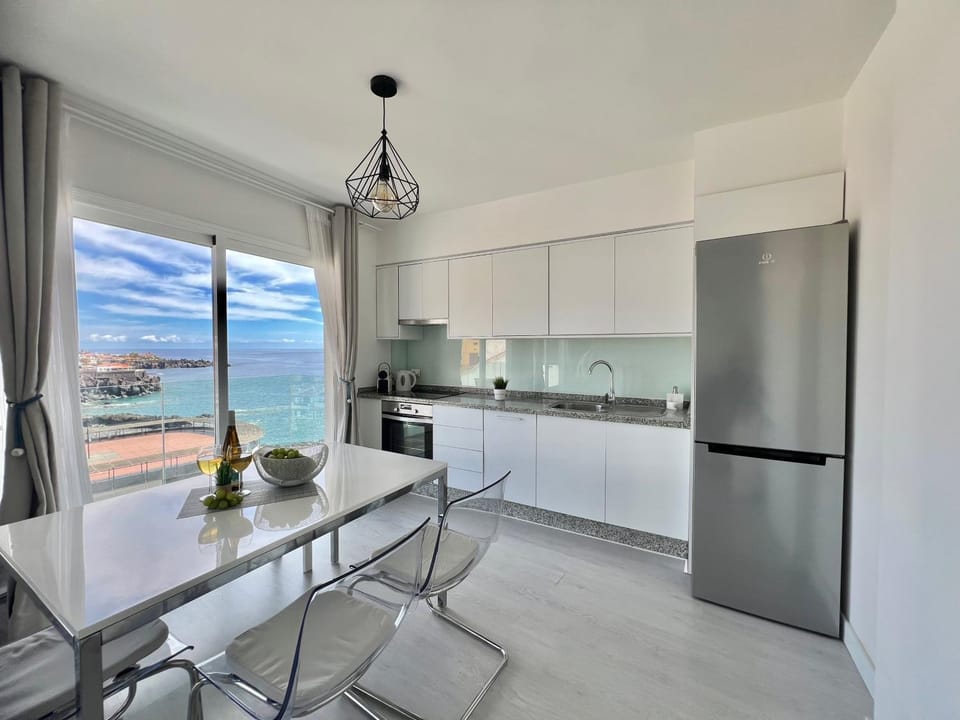 Coffee/tea facilities, Kitchen or kitchenette, Dining area, Sea view, oven, stove