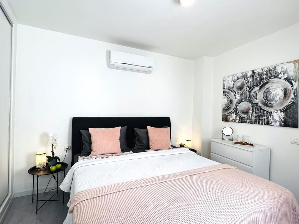 Bed, Photo of the whole room, Decorative detail, Bedroom, air conditioner