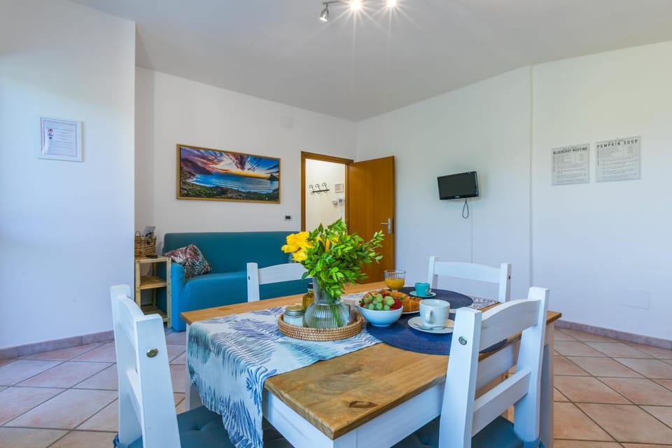 Living room, Seating area, Dining area, Food