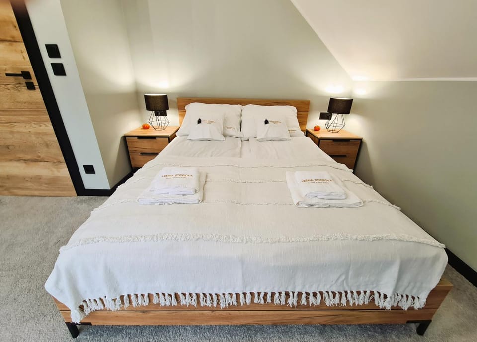 Bed, Photo of the whole room, Decorative detail, Bedroom, towels