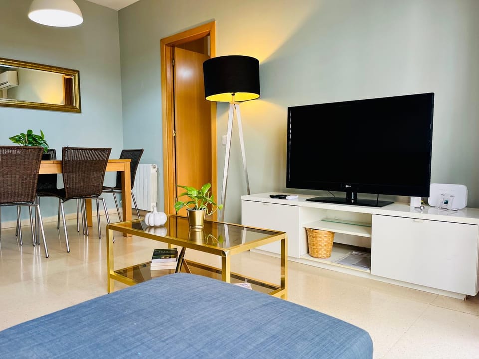 TV and multimedia, Living room, Seating area, Dining area