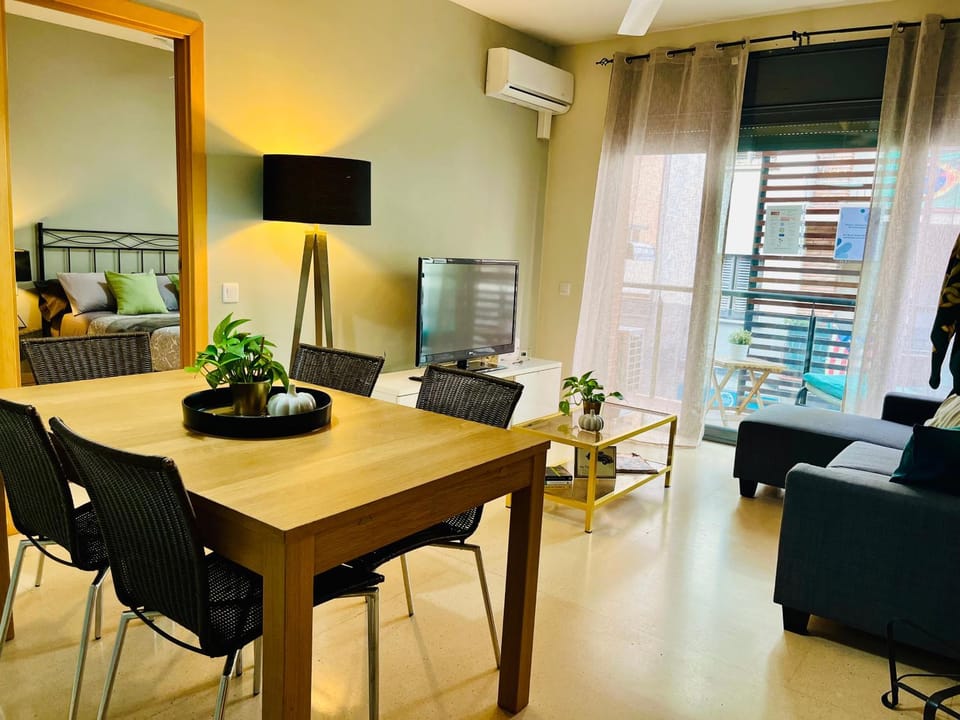 TV and multimedia, Living room, Seating area, Dining area, air conditioner