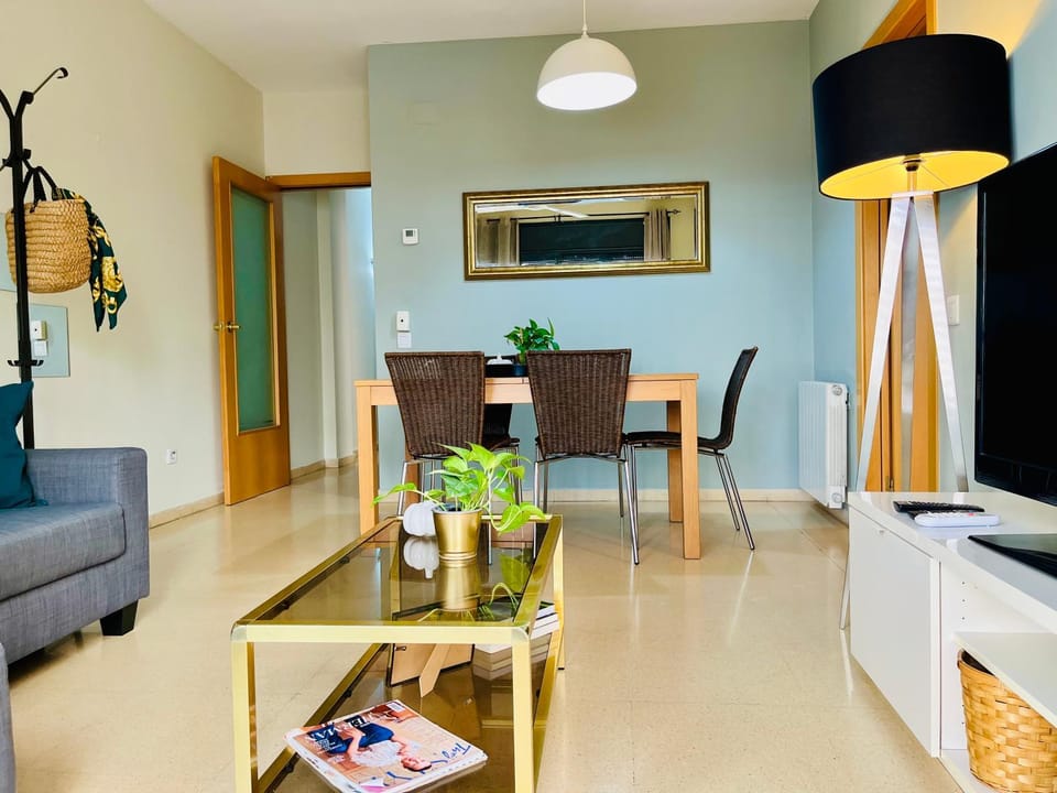 TV and multimedia, Living room, Seating area, Dining area