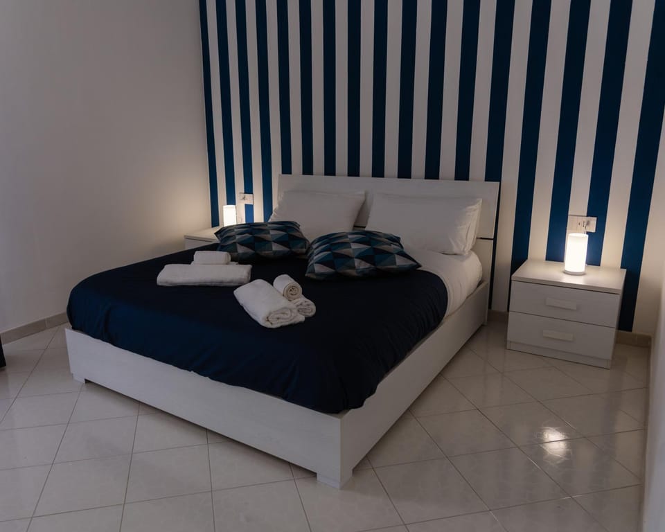 Shower, Toilet, Bed, Night, Balcony/Terrace, Bedroom, Breakfast, Continental breakfast, Italian breakfast, Inner courtyard view, locker, air conditioner