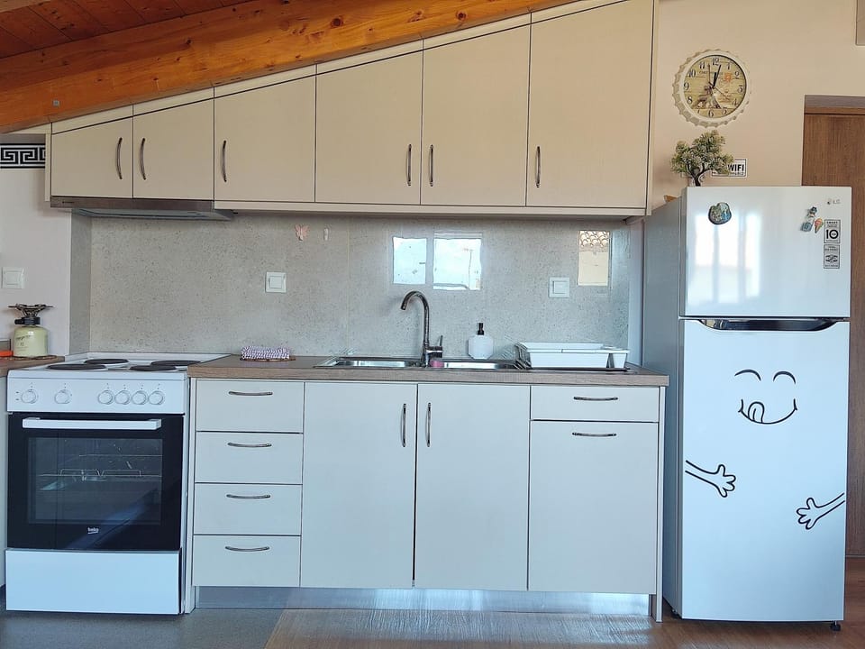 Kitchen or kitchenette, minibar