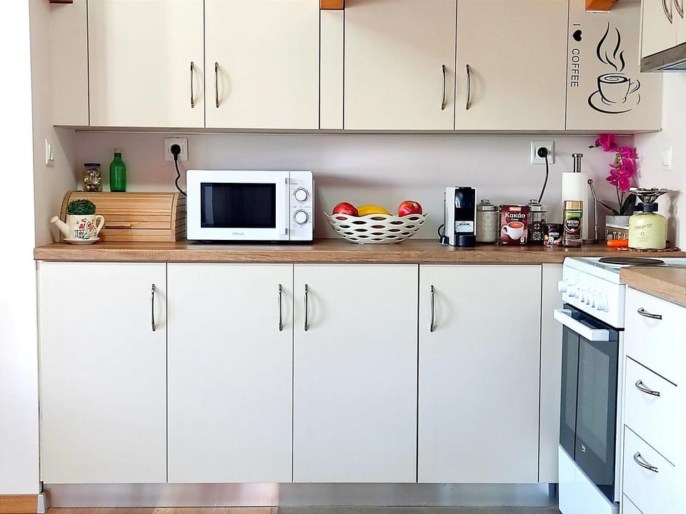 Coffee/tea facilities, microwave, oven