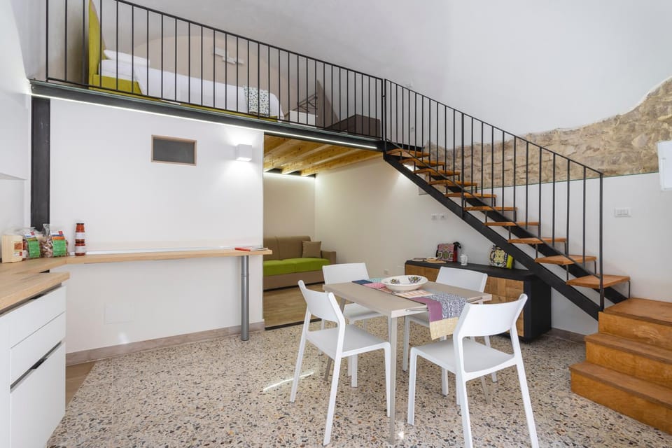Kitchen or kitchenette, Living room, Seating area, Dining area