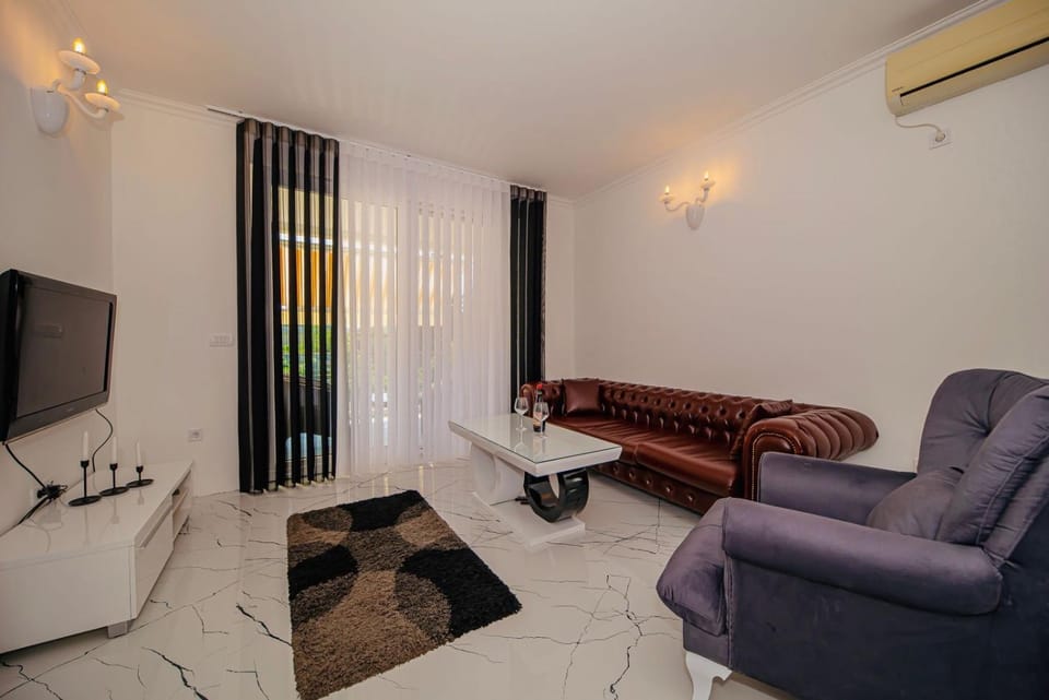 Communal lounge/ TV room, TV and multimedia, Living room, Seating area, Evening entertainment, air conditioner