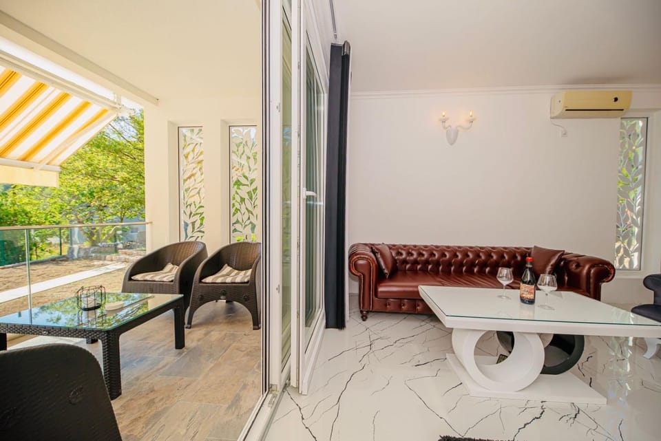 View (from property/room), Balcony/Terrace, Living room, Seating area, air conditioner